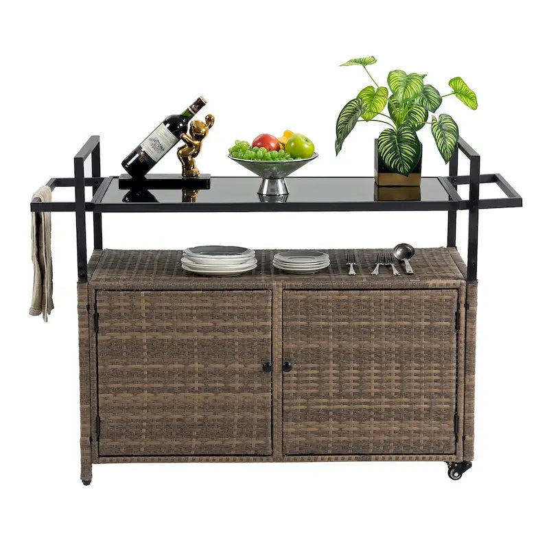 Chariot de bar en osier pour terrasse extérieure avec armoire de rangement et plateau en verre, table de bar à boissons en rotin roulante avec roues à 360° et étagère ouverte