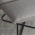 Fauteuil décoratif Pillow | Tissu noir rayé beige | Base en fil métallique | Assise de 67,3 cm de large | Moderne