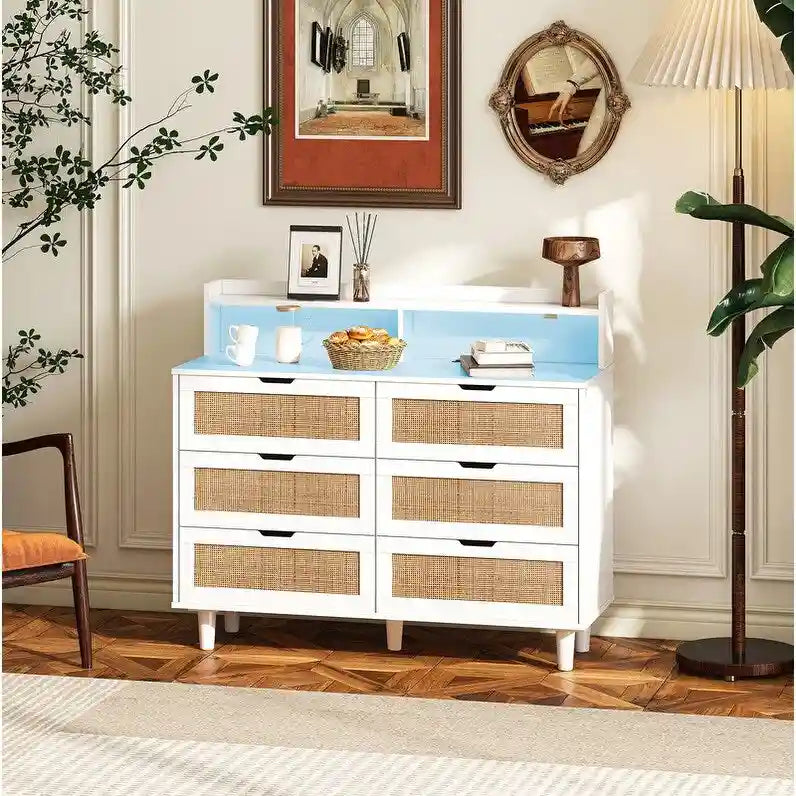 Buffet bahut en rotin bohème à 6 tiroirs avec lumières LED réglables et prise de courant